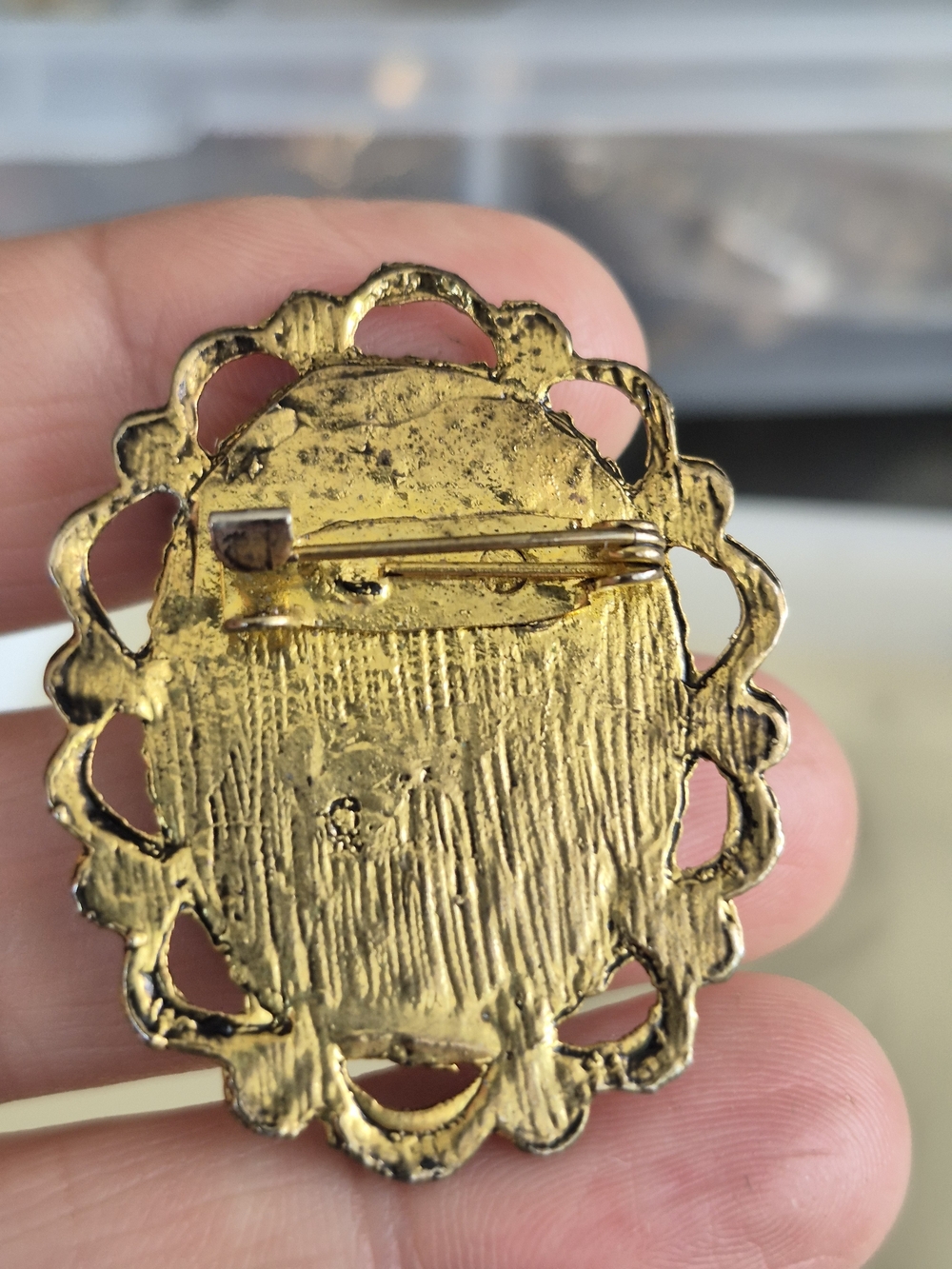 Vintage Cameo Brooch in Cream and Gold - Picture 4 of 5